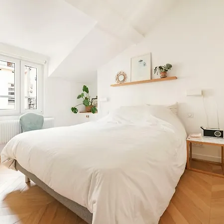 Nice Flat Under The Roofs Of *