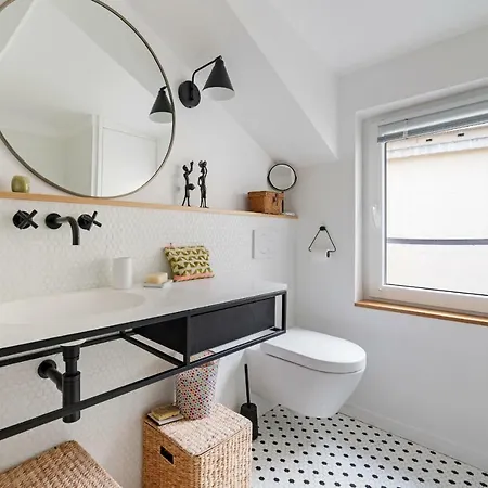Nice Flat Under The Roofs Of * Paris