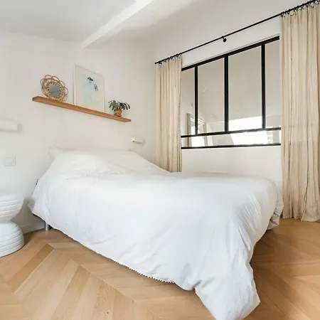 Nice Flat Under The Roofs Of Paris